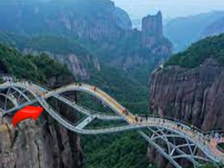 Discover the Adventure of Chinas Giant Glass Bridge!