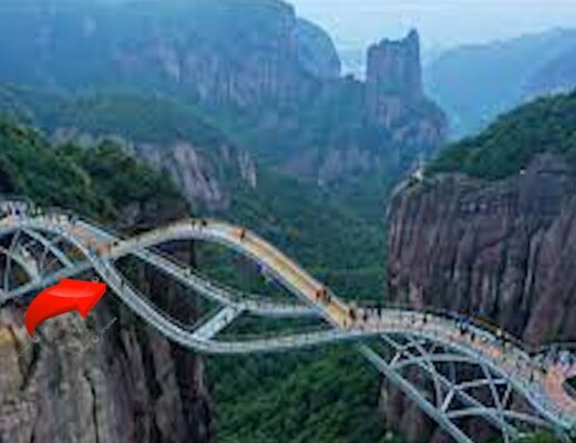 Discover the Adventure of Chinas Giant Glass Bridge!